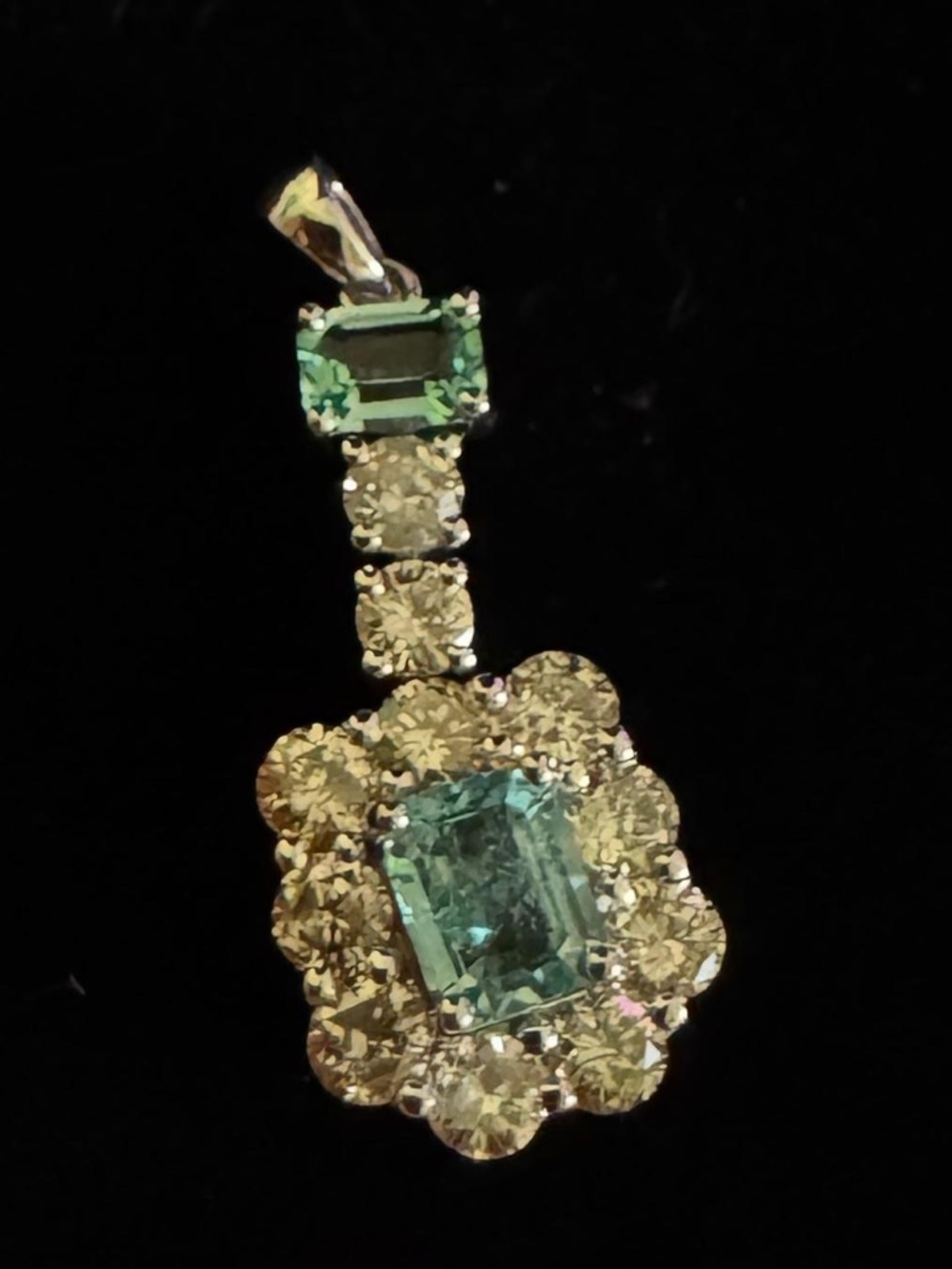 Stunning 18k white gold, diamond and natural Emerald Pendant